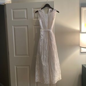 Brand new white eyelet maxi dress from vineyard vines with belt. Stunning!